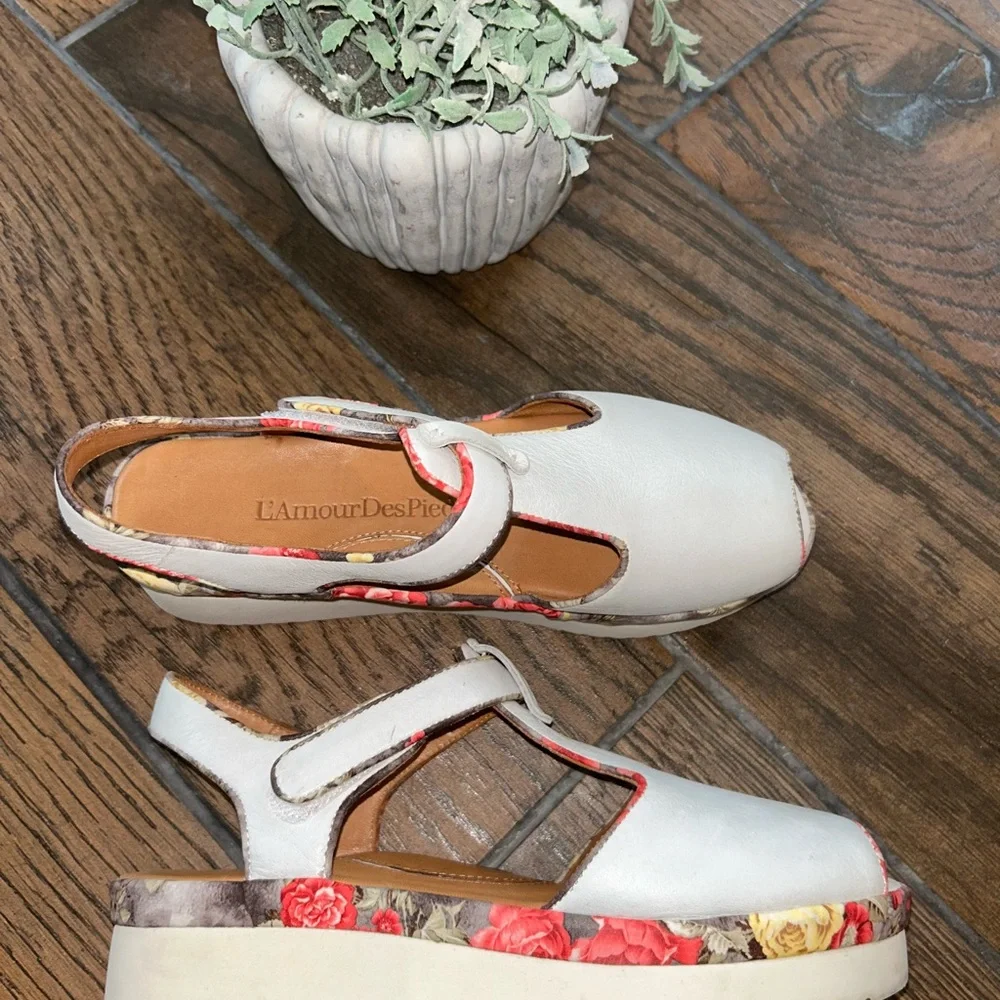 L'Amour Des Pieds / Light Gray Floral Platform Sandals - Picture 2 of 10